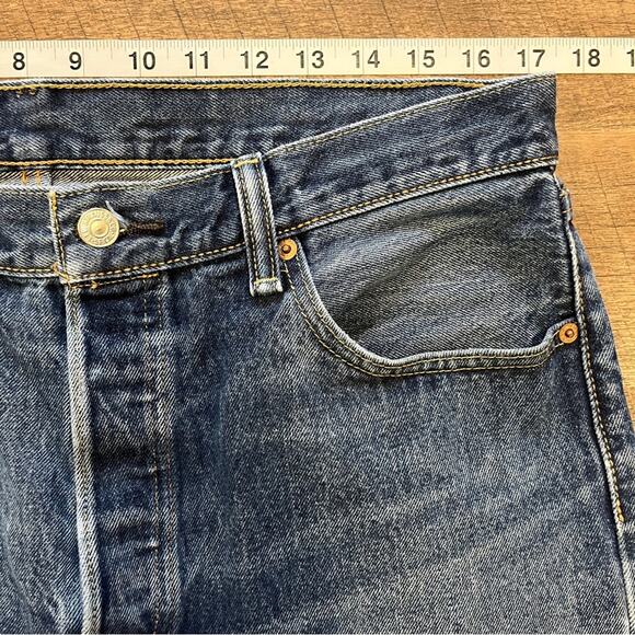Levi's 501 Buttonfly Straight Medium Wash Denim Jeans Mens 34x30 Classic Basic - Picture 8 of 11